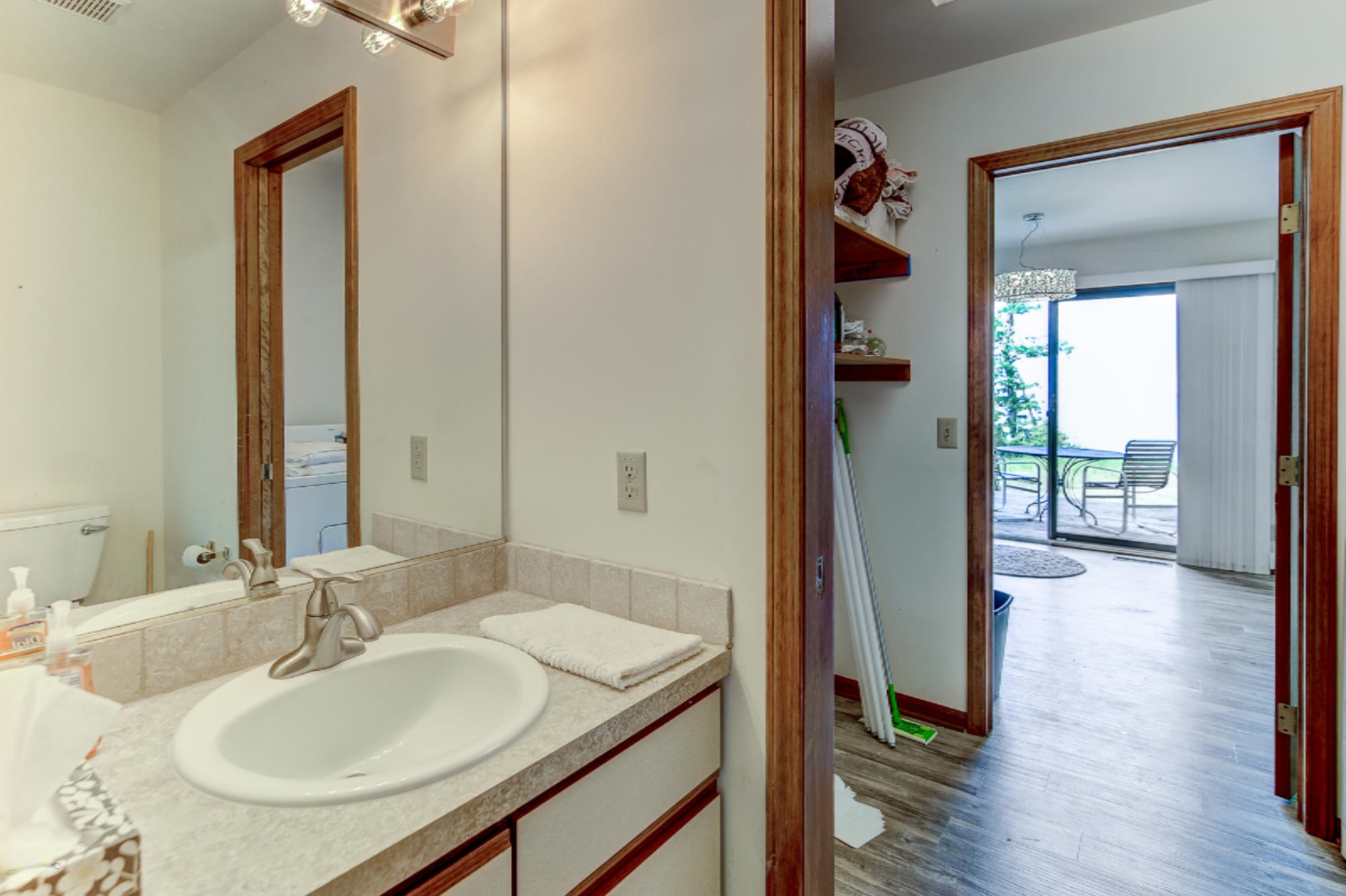 6467 Lakeshore Drive