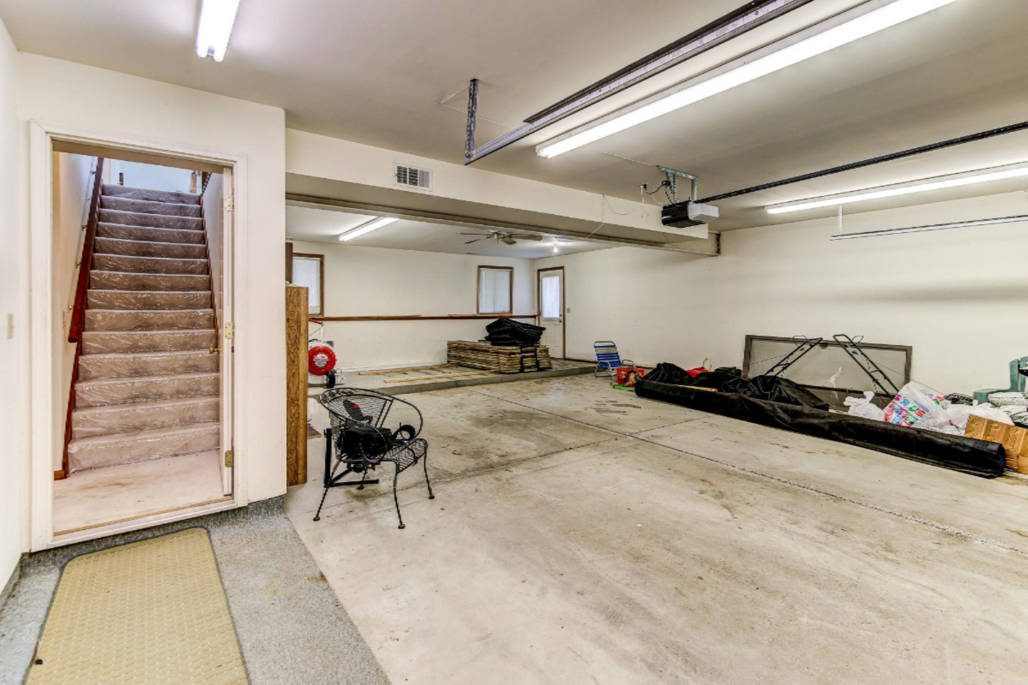 6467 Lakeshore Drive