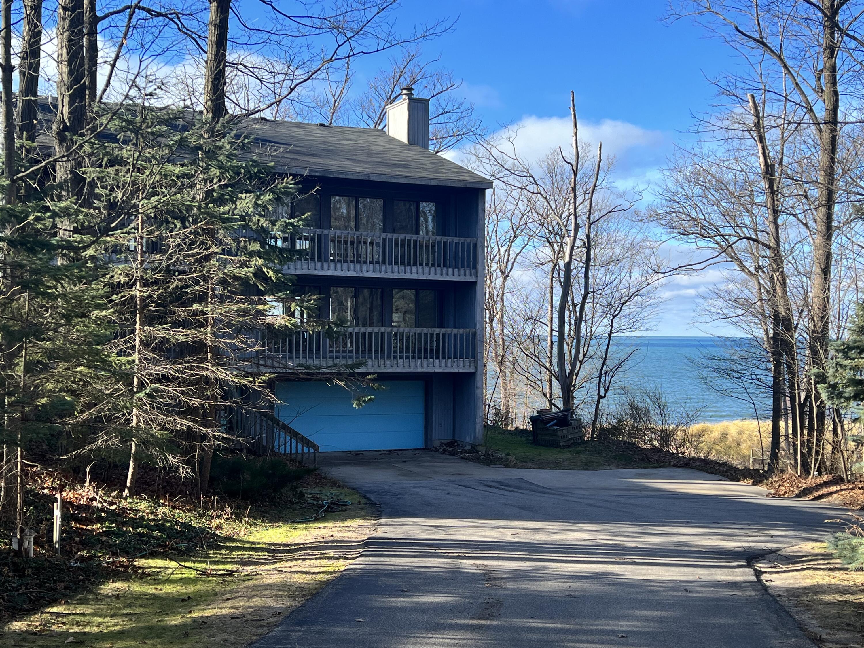6467 Lakeshore Drive