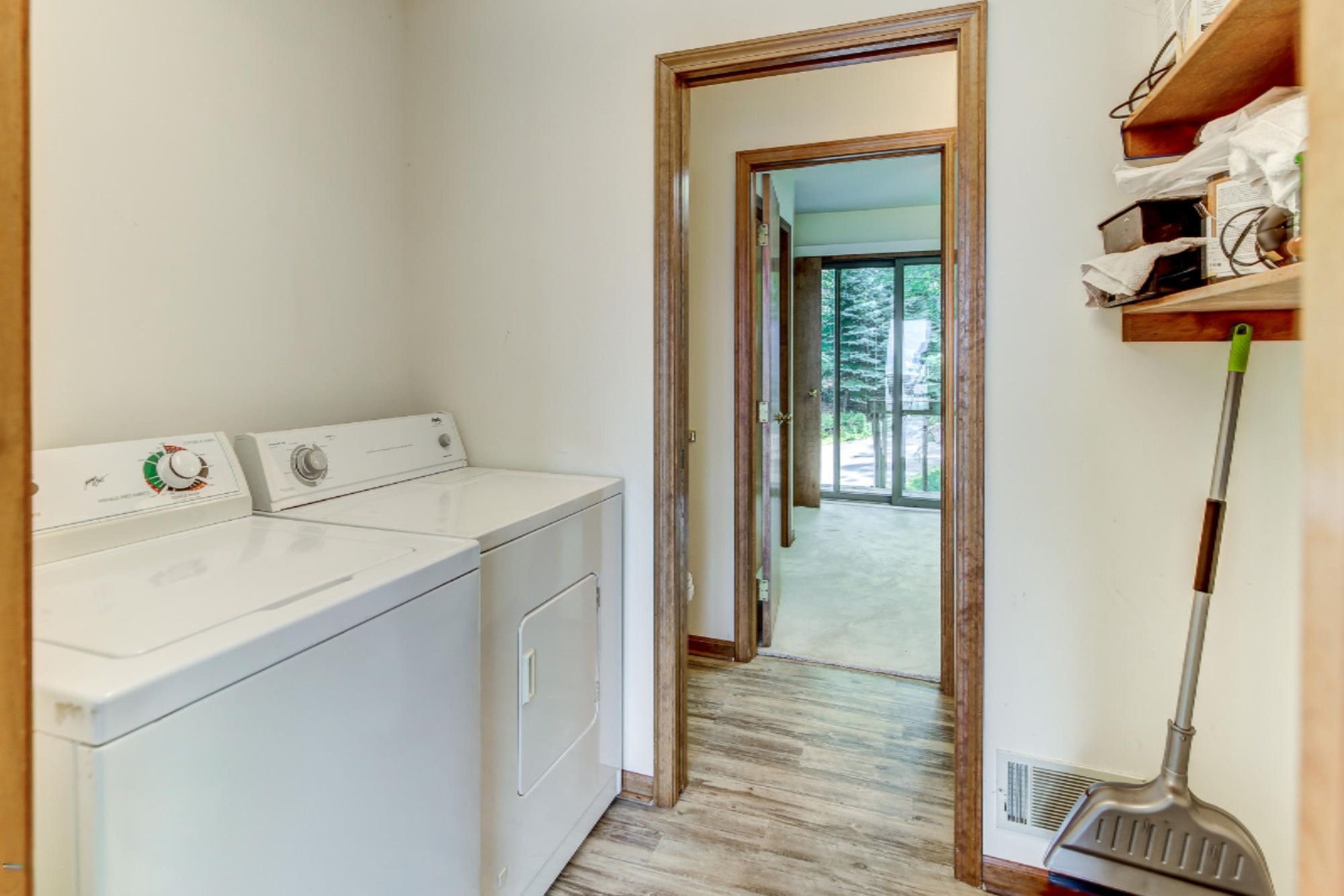 6467 Lakeshore Drive