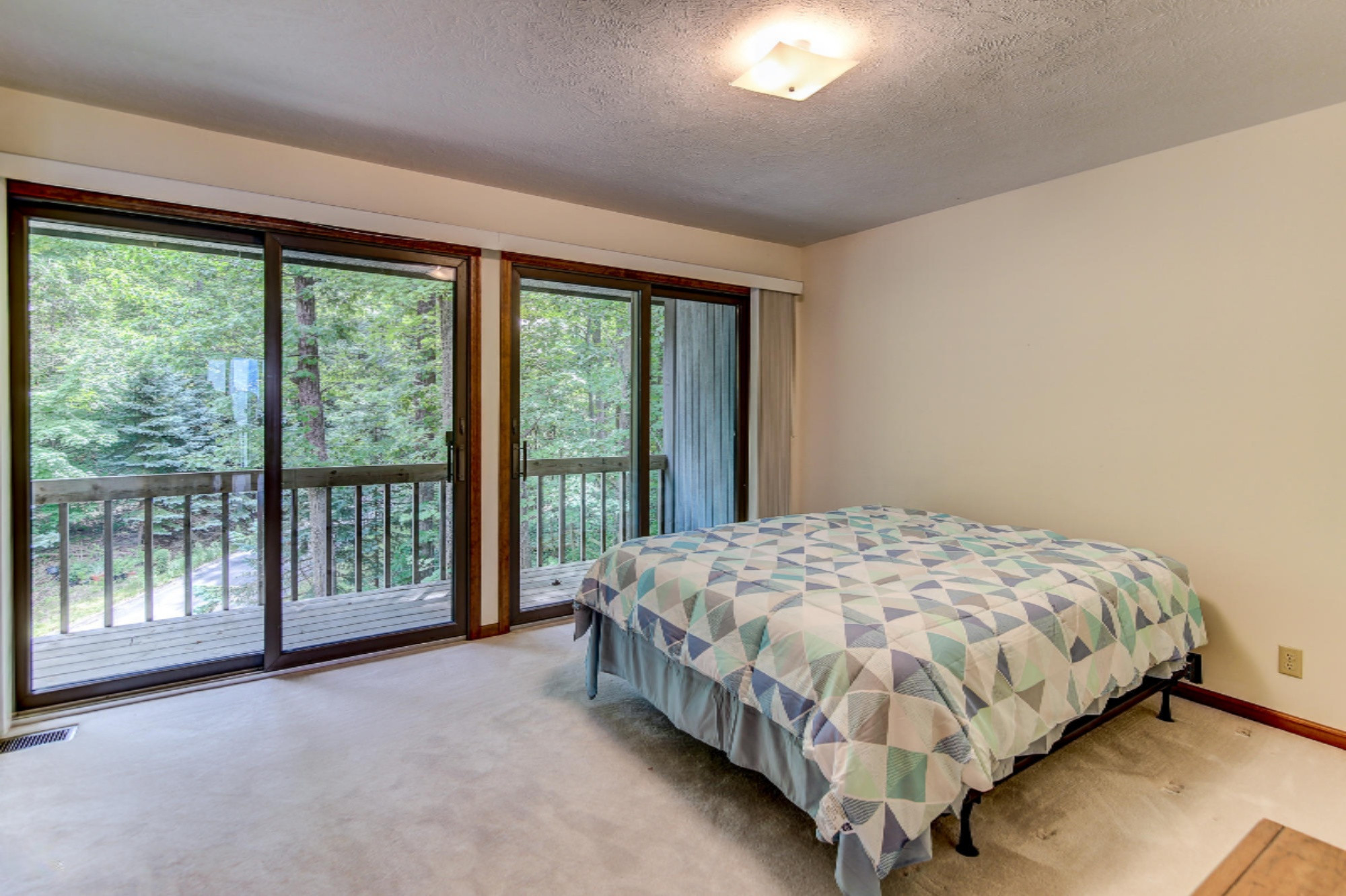 6467 Lakeshore Drive