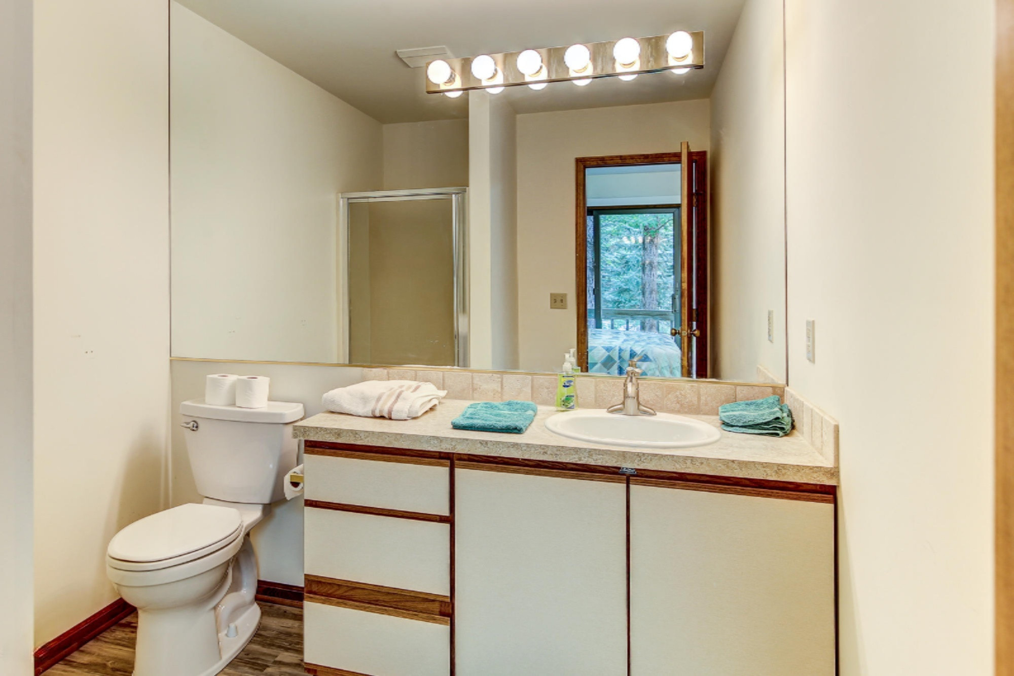 6467 Lakeshore Drive