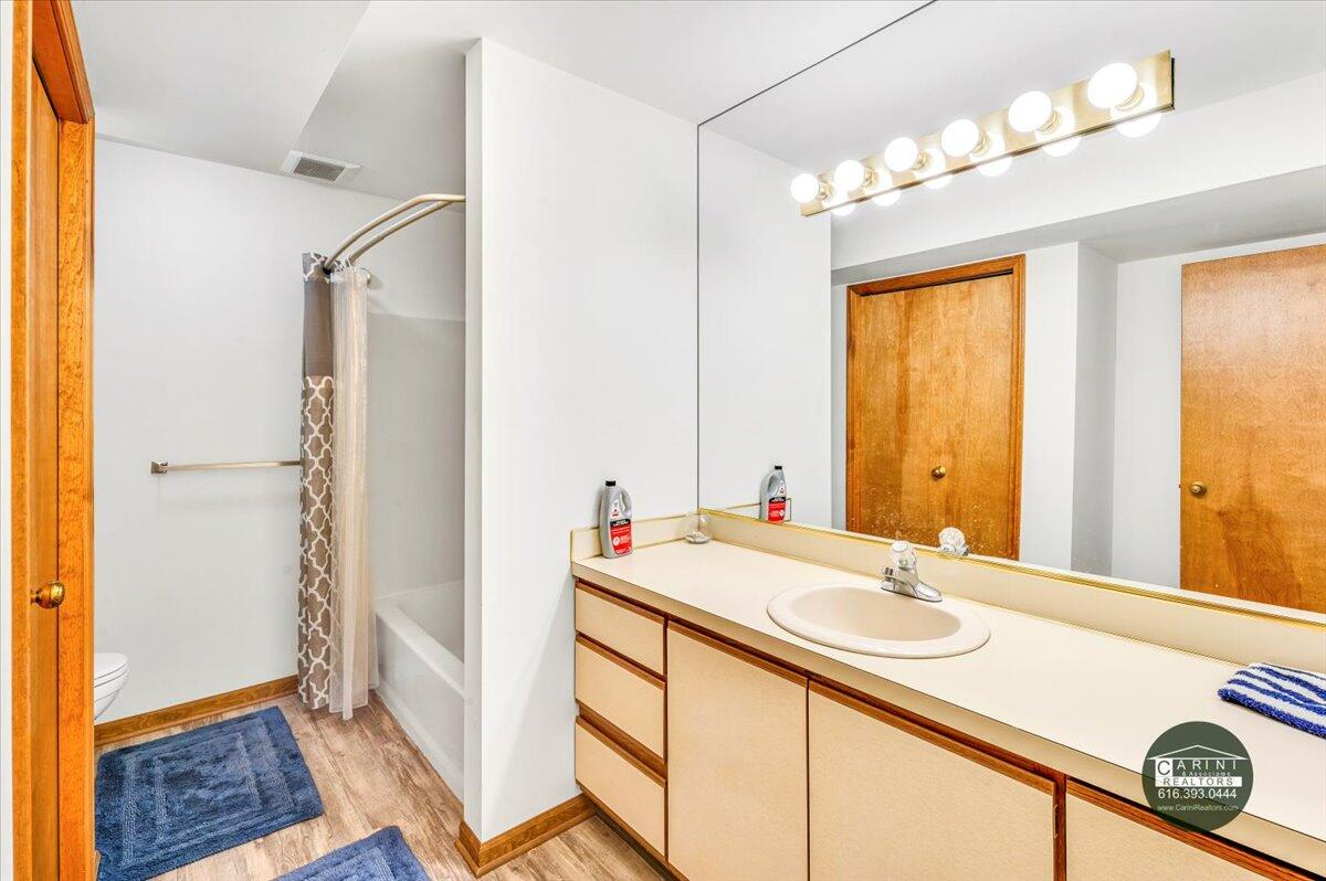 6467 Lakeshore Drive