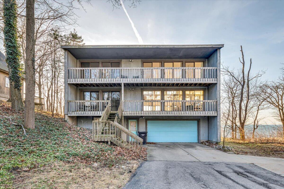 6467 Lakeshore Drive