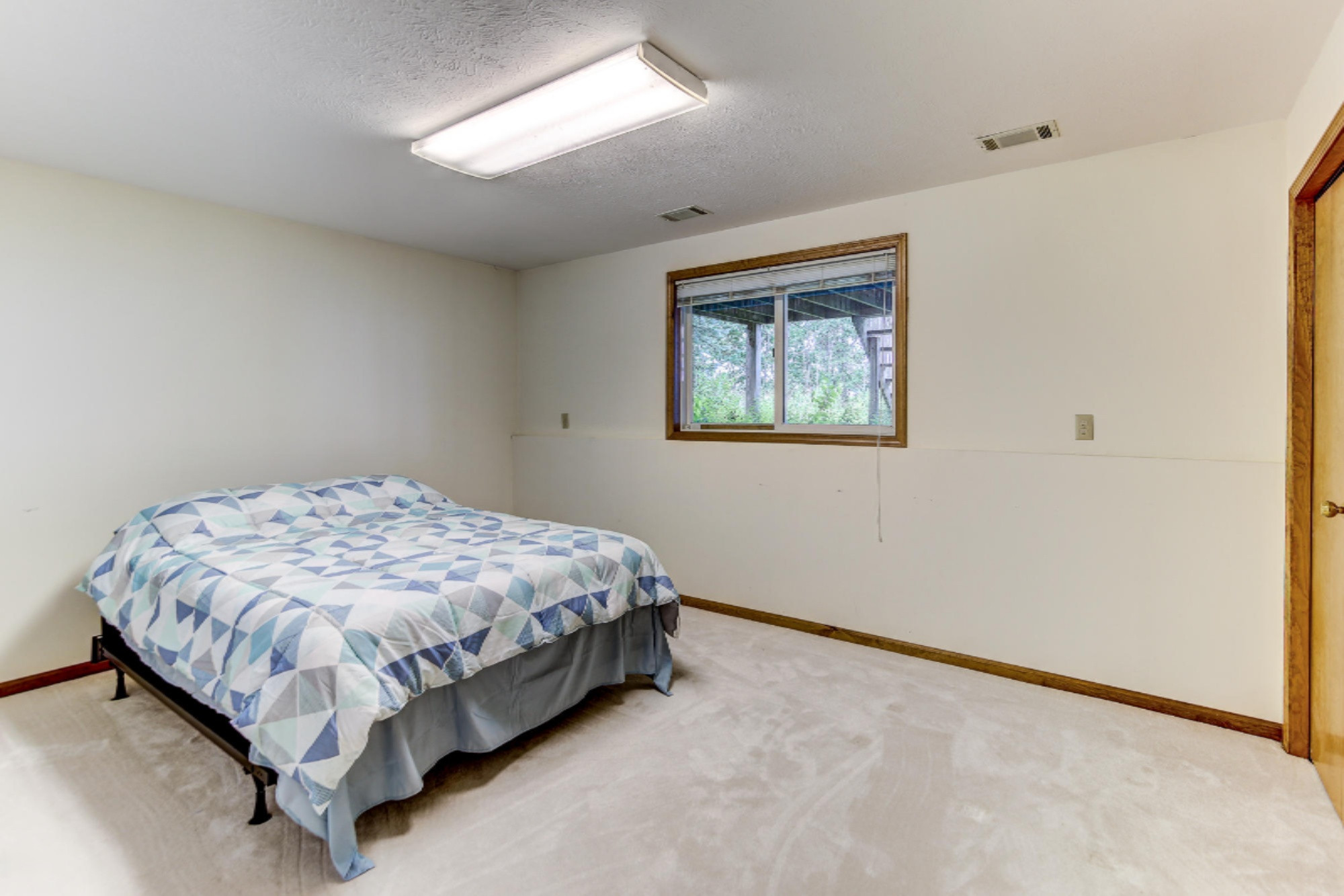 6467 Lakeshore Drive