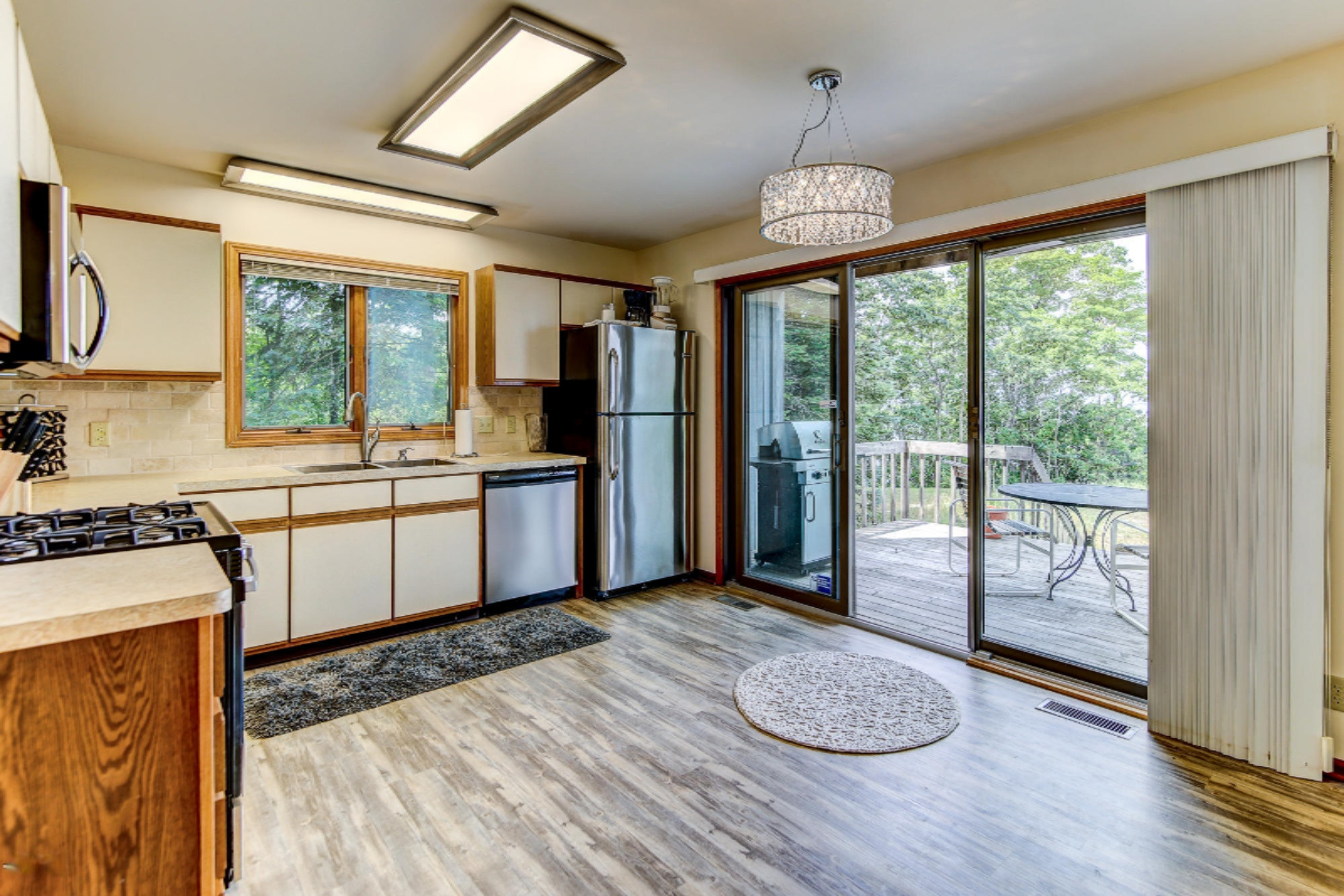 6467 Lakeshore Drive