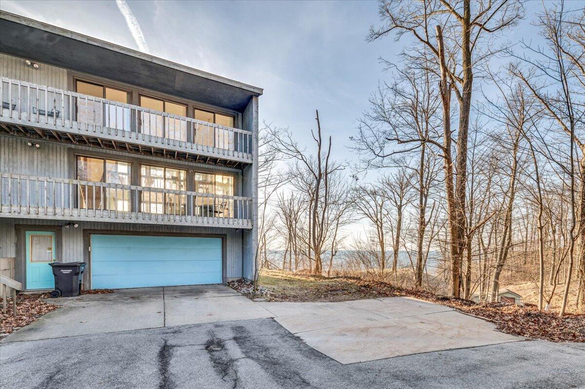 6467 Lakeshore Drive