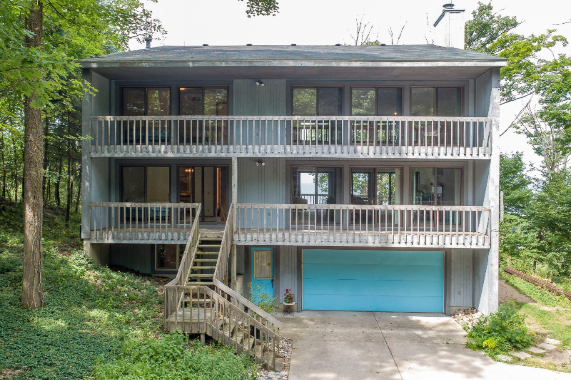 6467 Lakeshore Drive