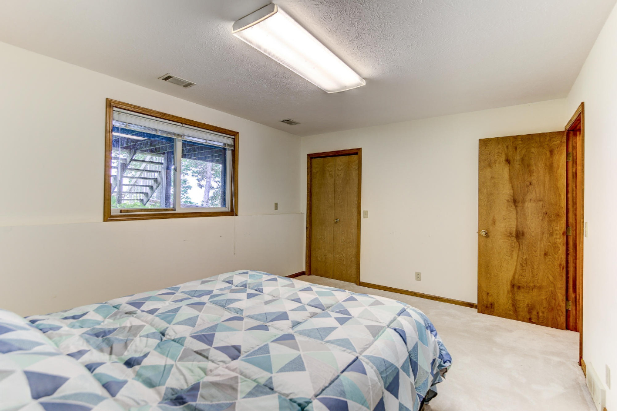 6467 Lakeshore Drive