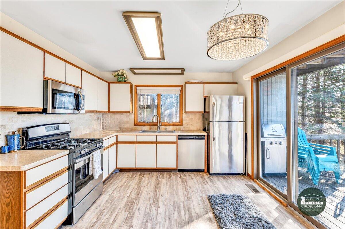 6467 Lakeshore Drive