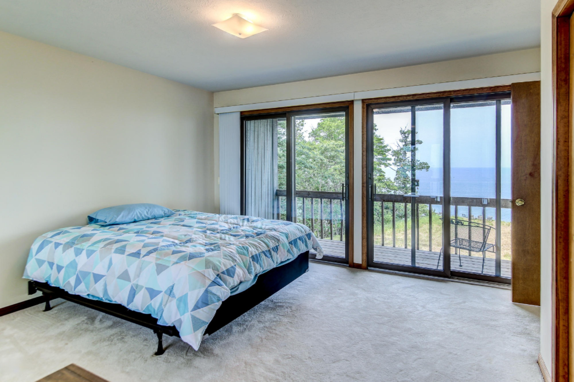 6467 Lakeshore Drive
