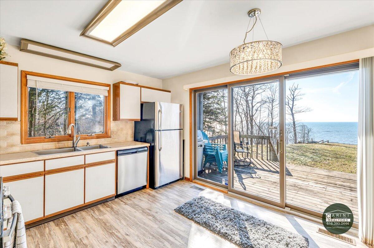 6467 Lakeshore Drive
