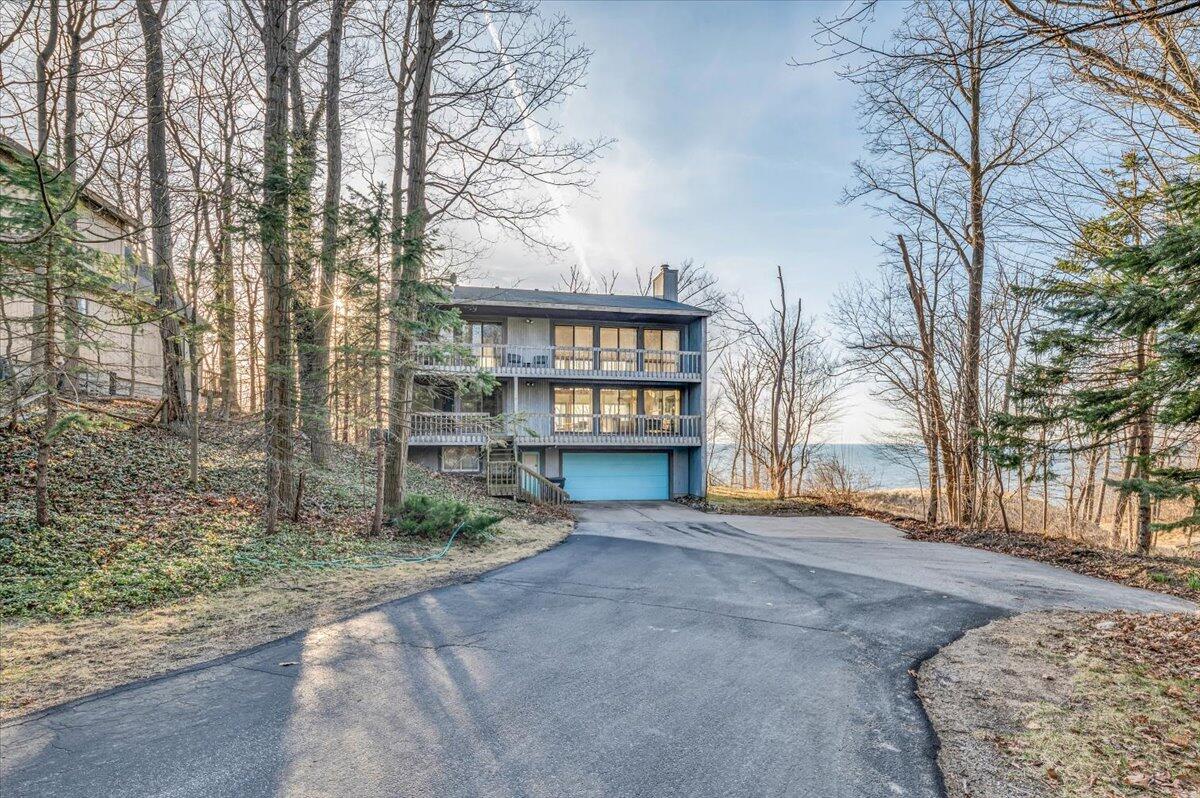 6467 Lakeshore Drive