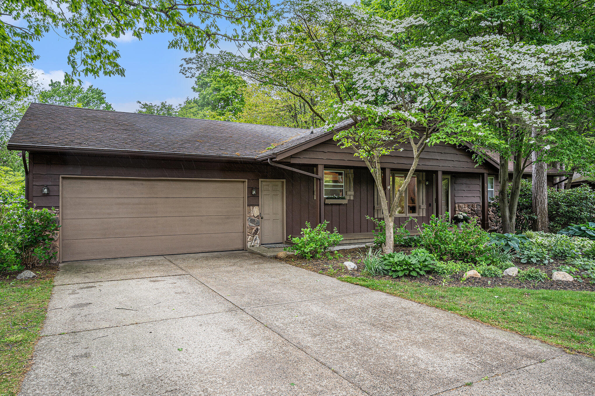 916 N Kingwood Court