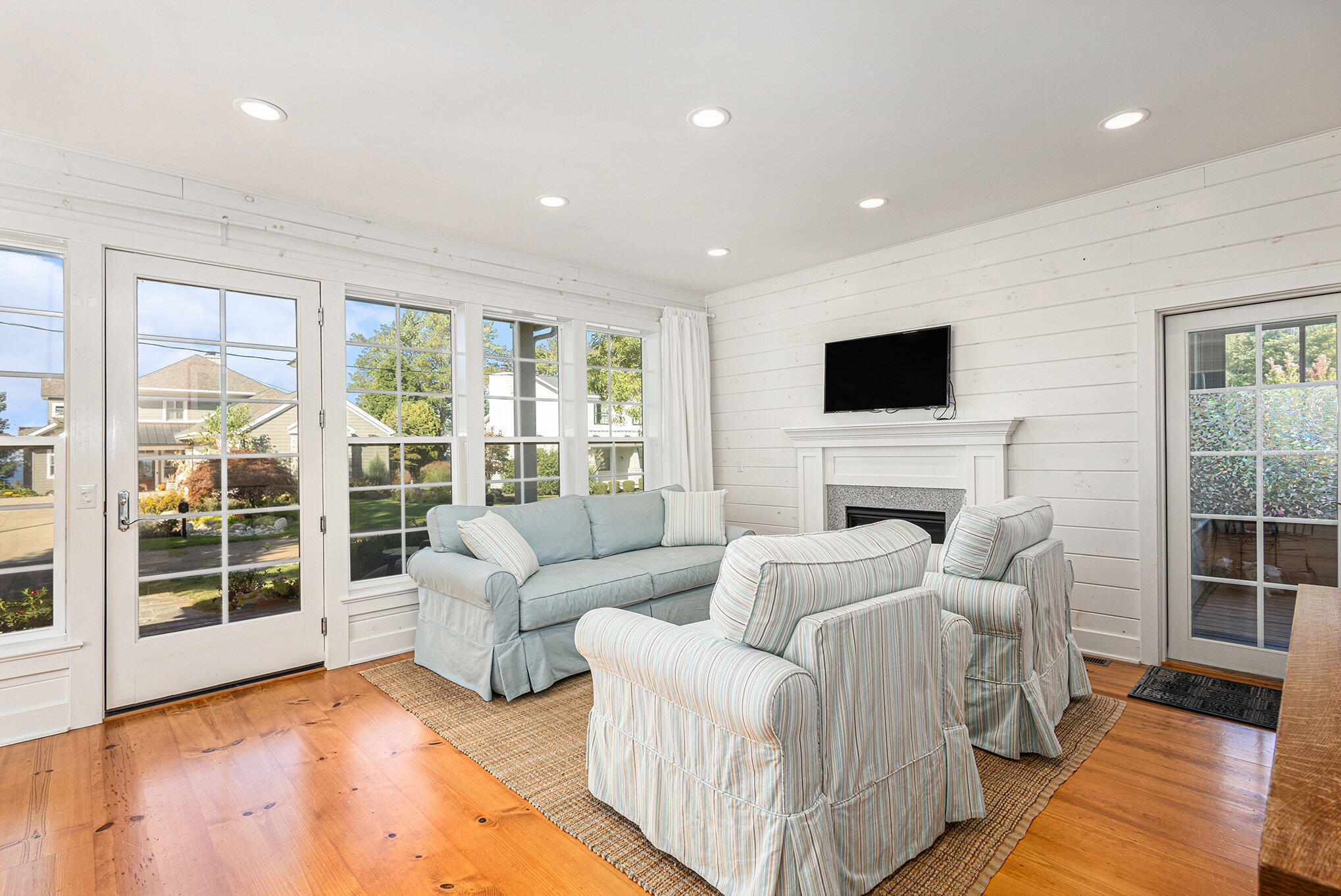 475 Lakeshore Drive