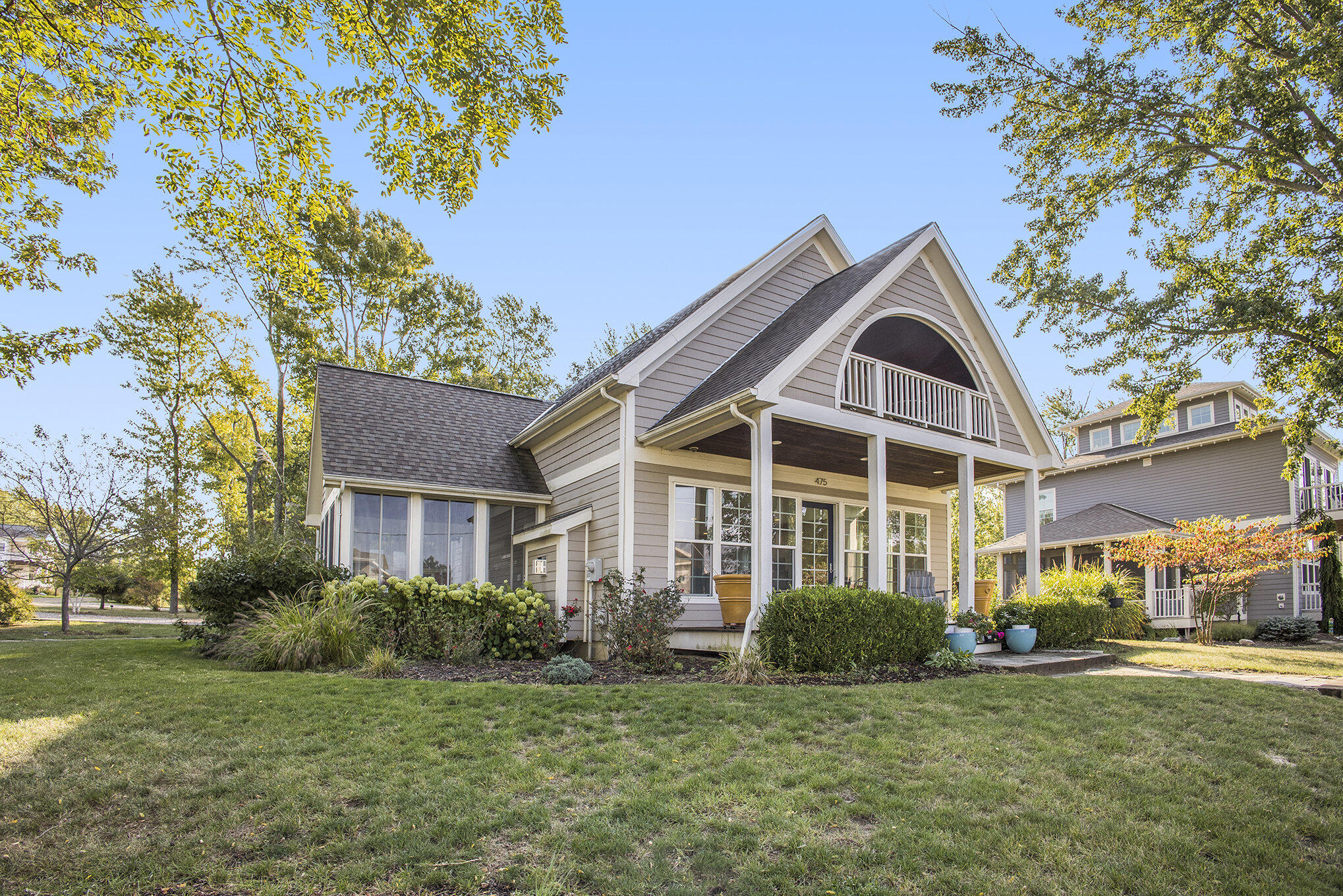 475 Lakeshore Drive