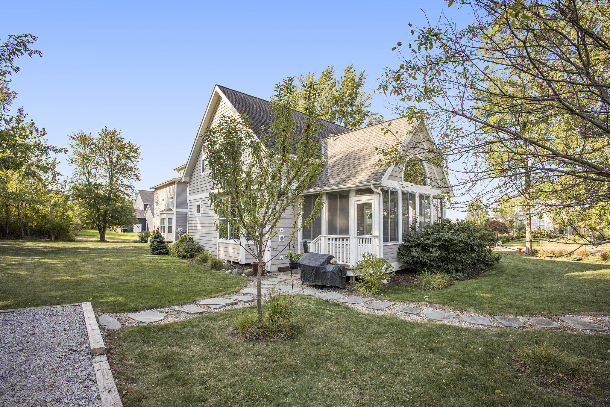 475 Lakeshore Drive