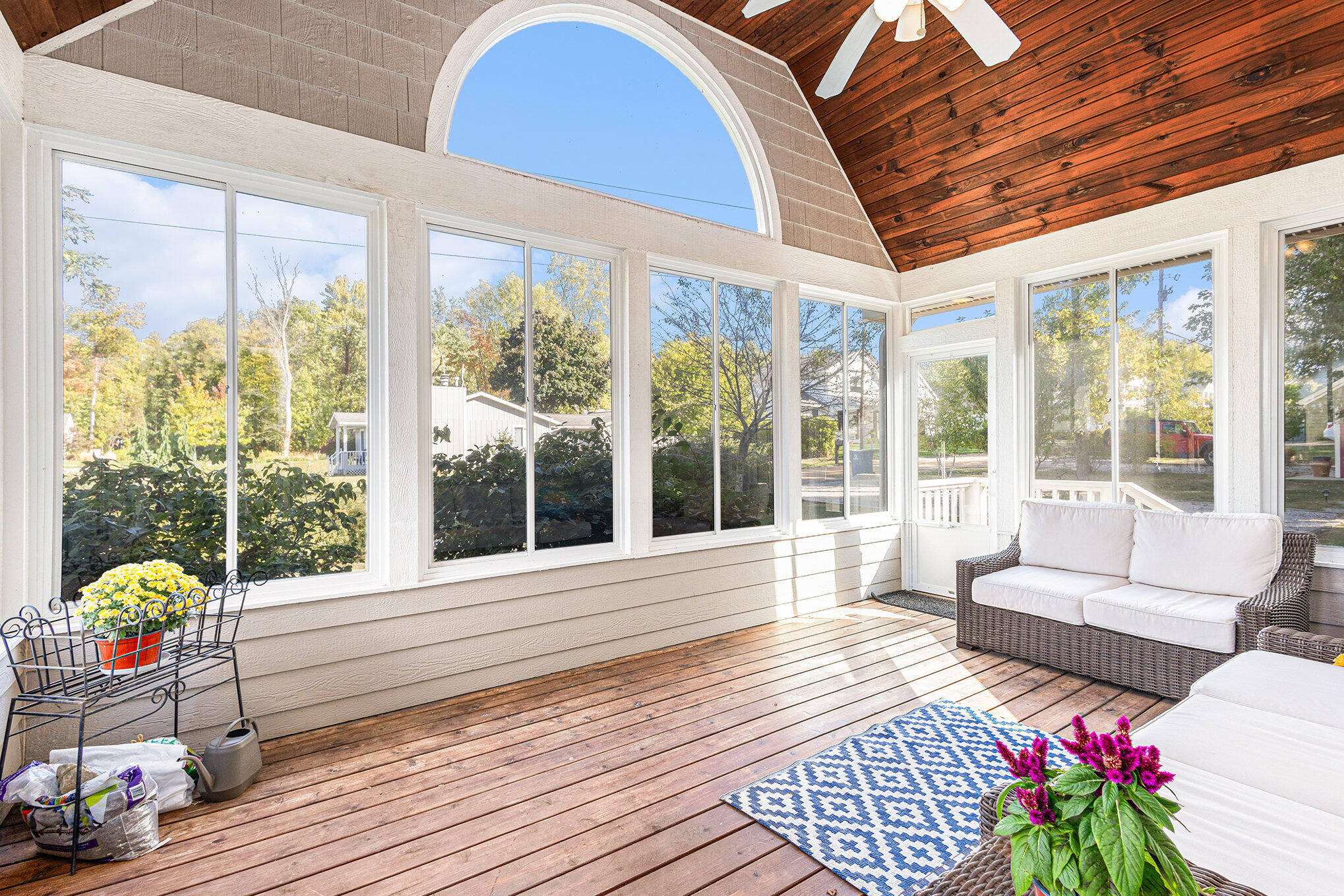 475 Lakeshore Drive