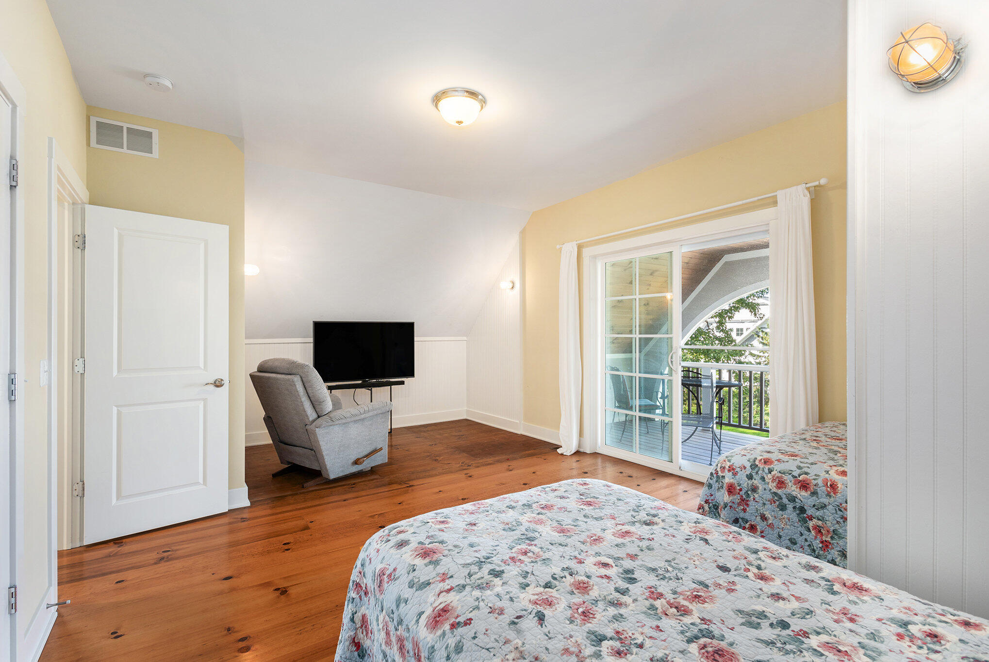 475 Lakeshore Drive
