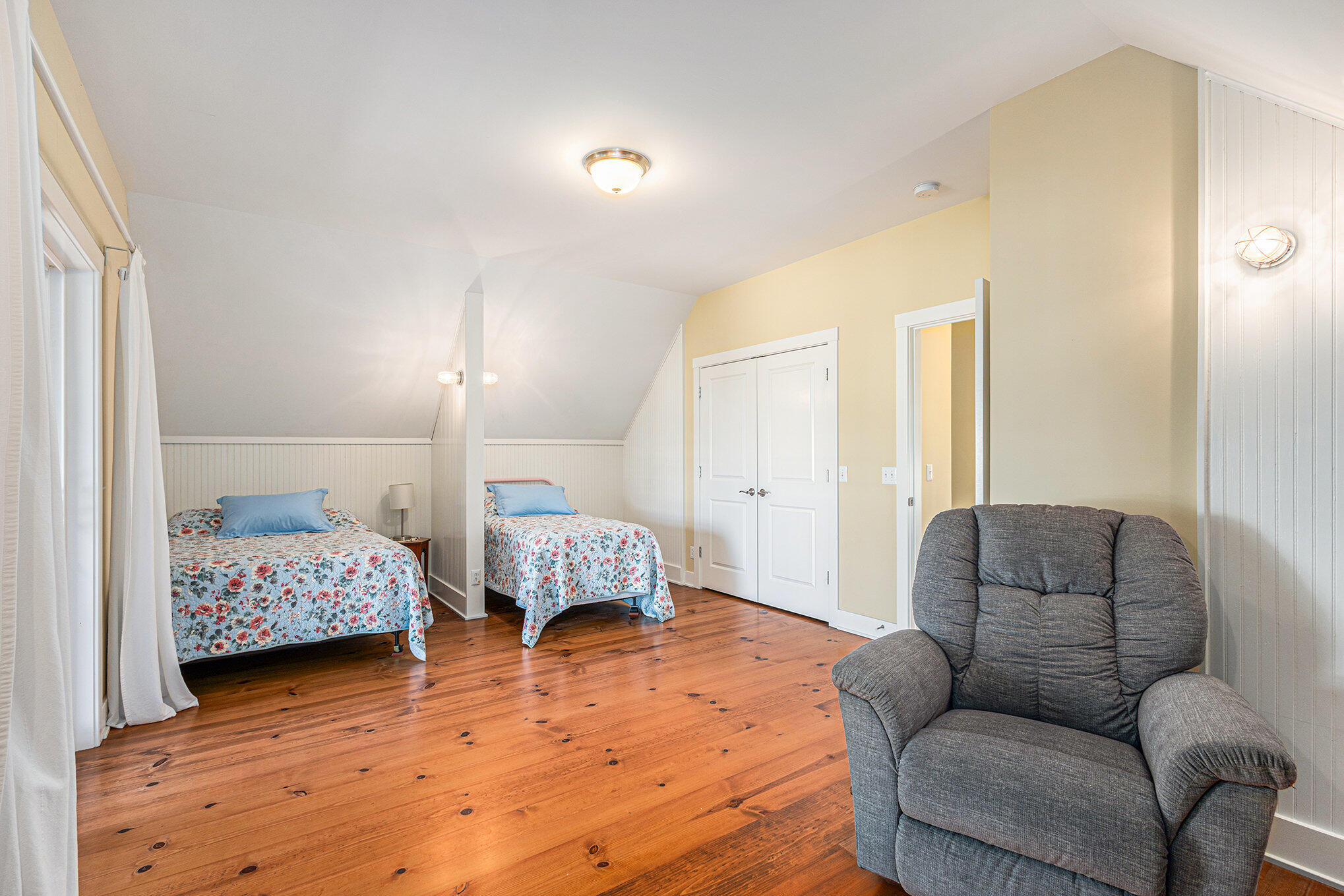 475 Lakeshore Drive
