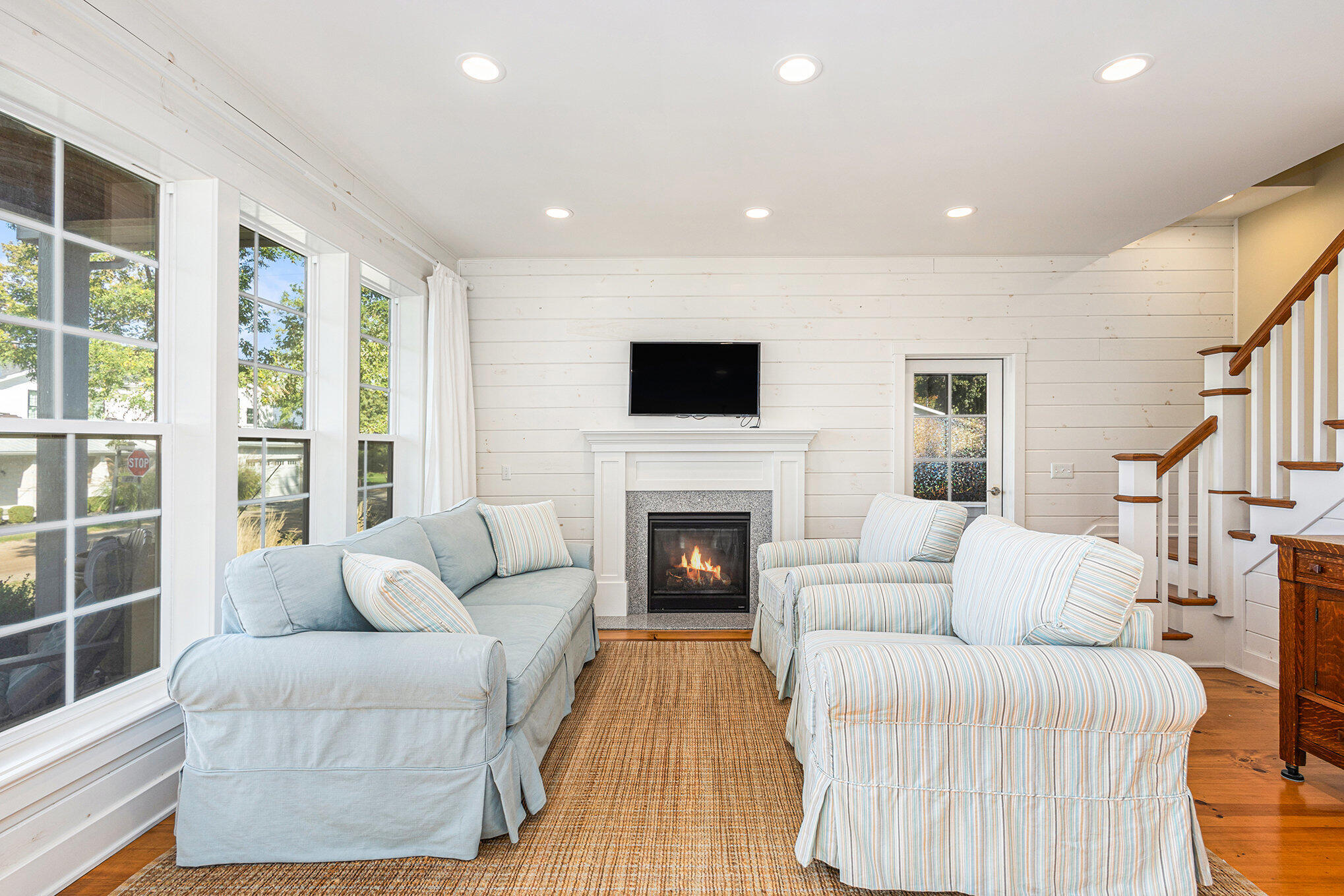 475 Lakeshore Drive