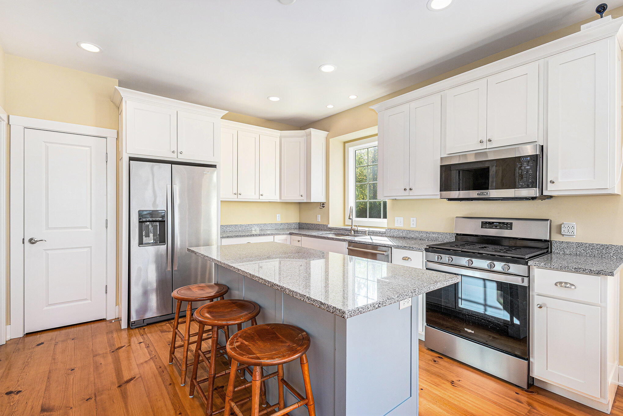 475 Lakeshore Drive