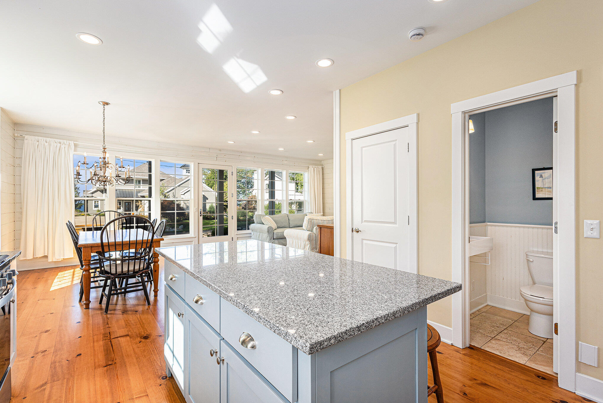 475 Lakeshore Drive