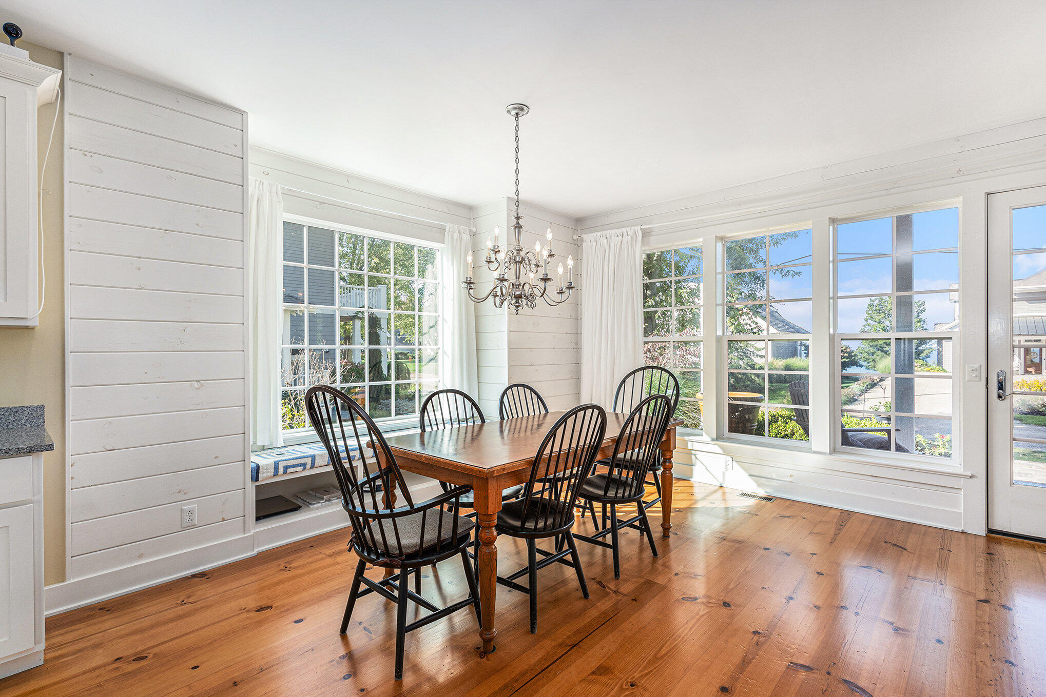 475 Lakeshore Drive