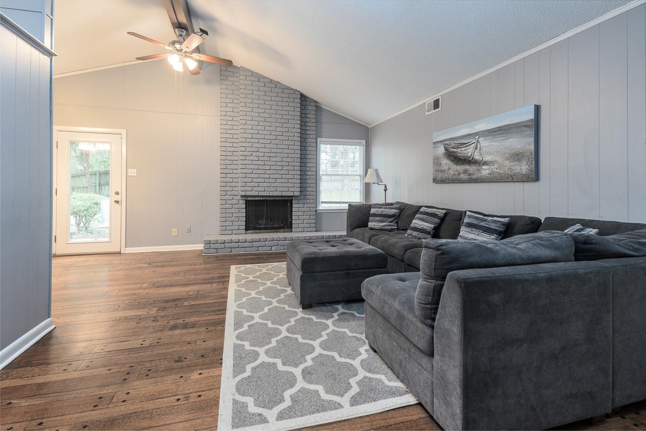 1776 E BRYN MAWR CIR