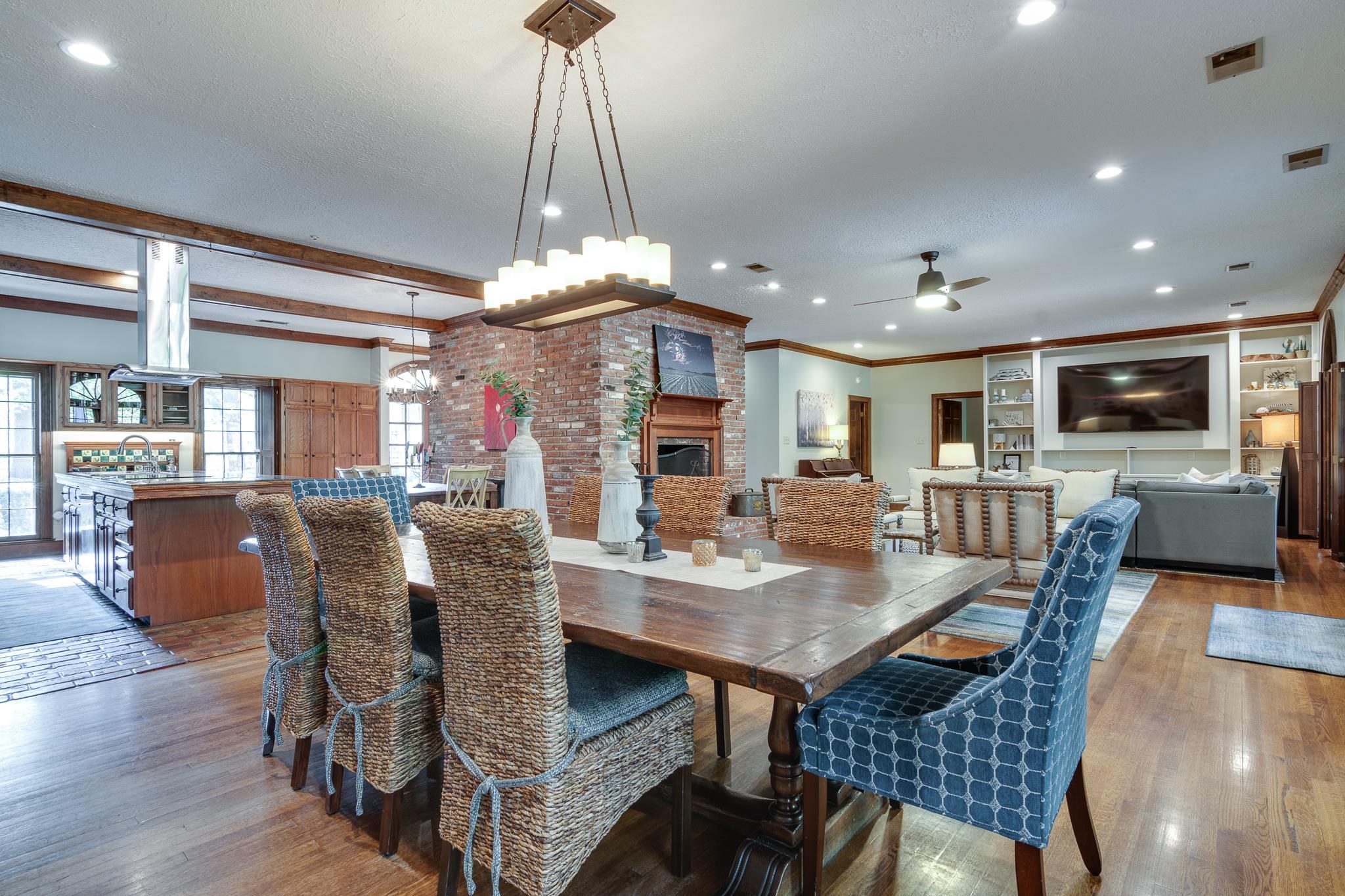 910 N ROCKY HILLS CV