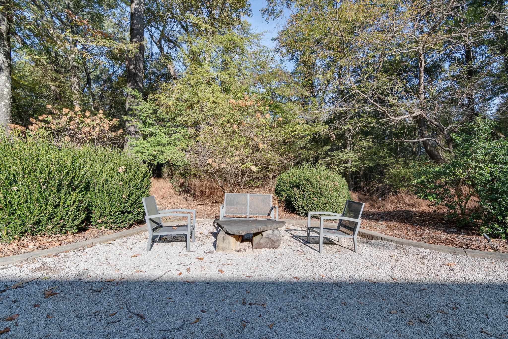 910 N ROCKY HILLS CV