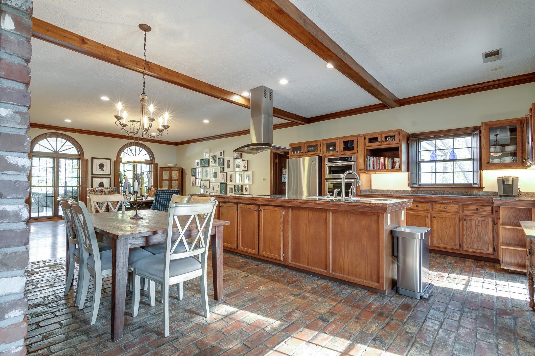 910 N ROCKY HILLS CV