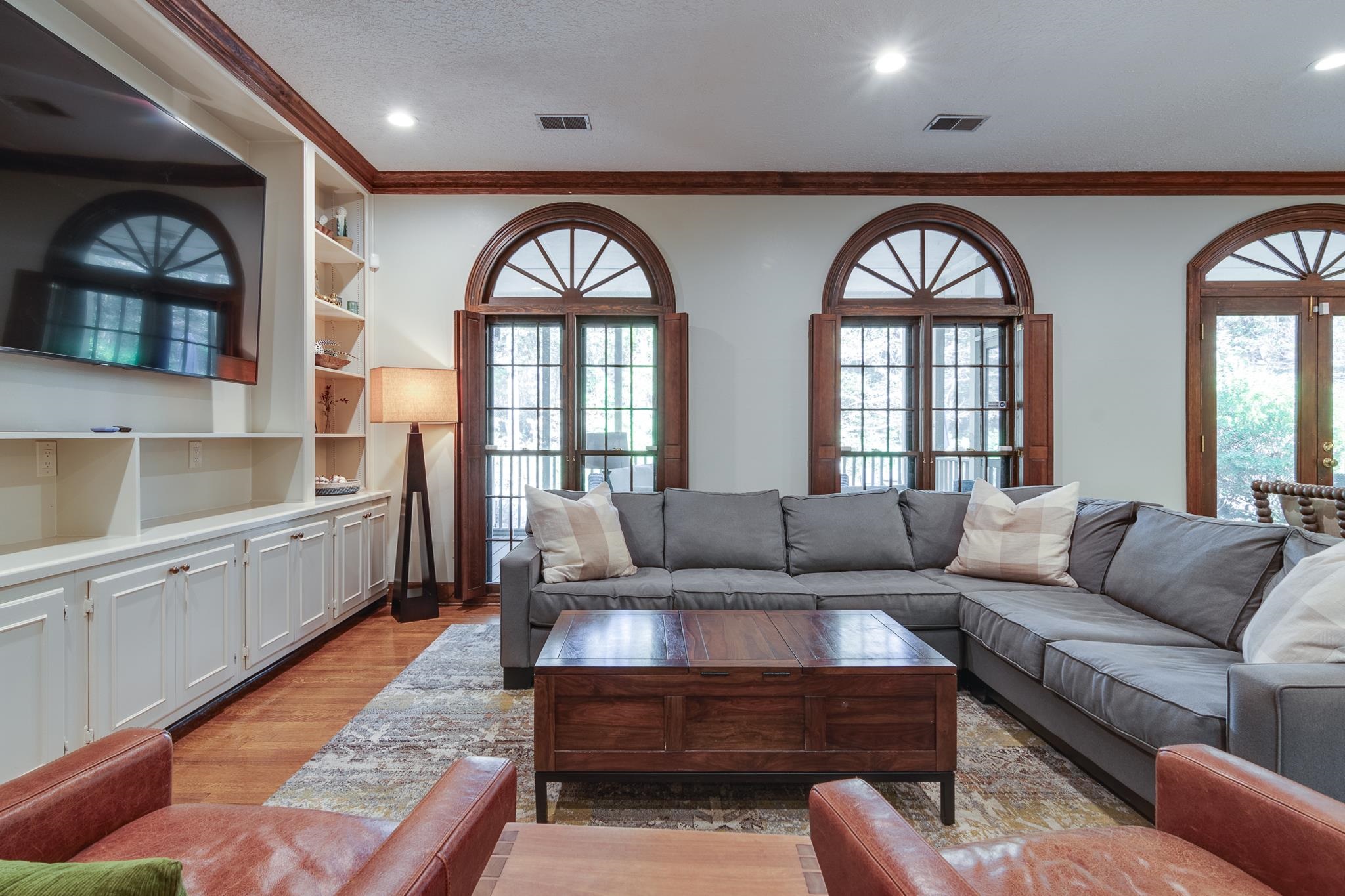 910 N ROCKY HILLS CV