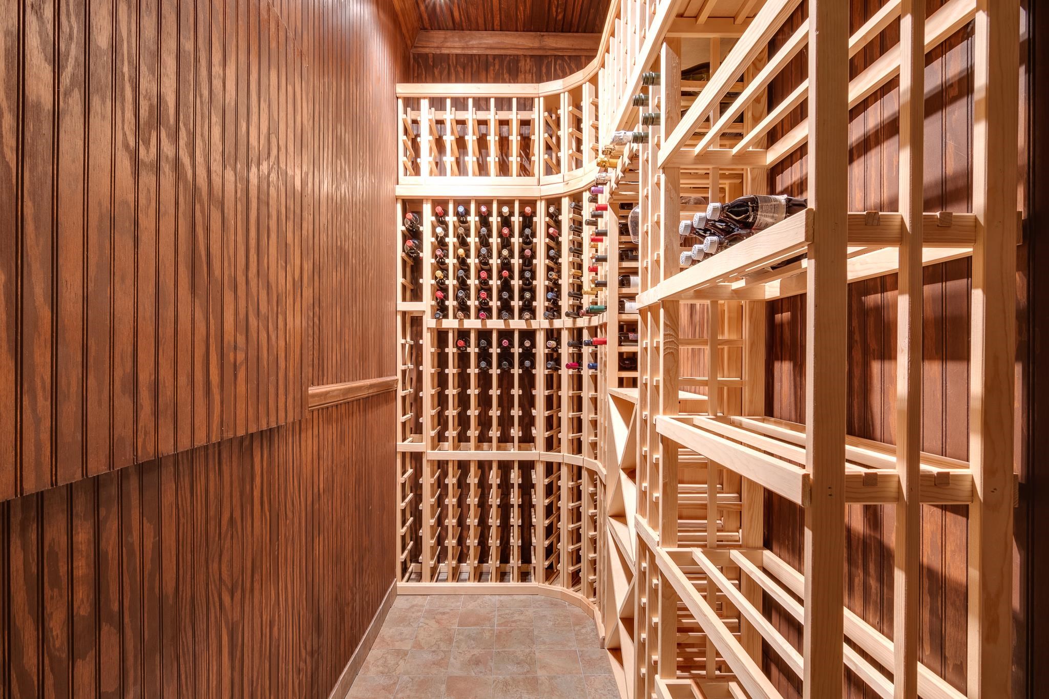 910 N ROCKY HILLS CV