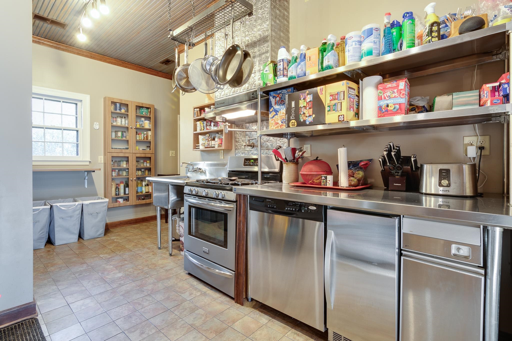 910 N ROCKY HILLS CV