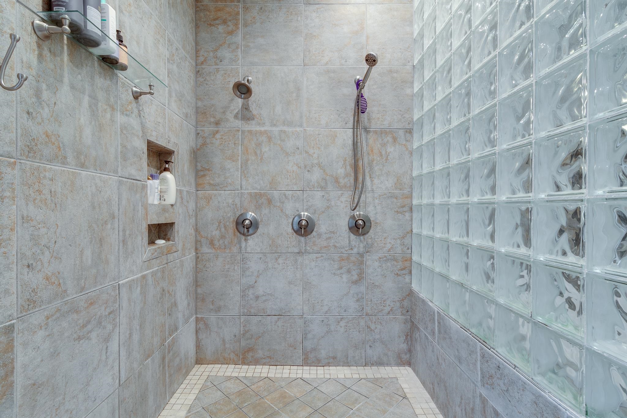 910 N ROCKY HILLS CV