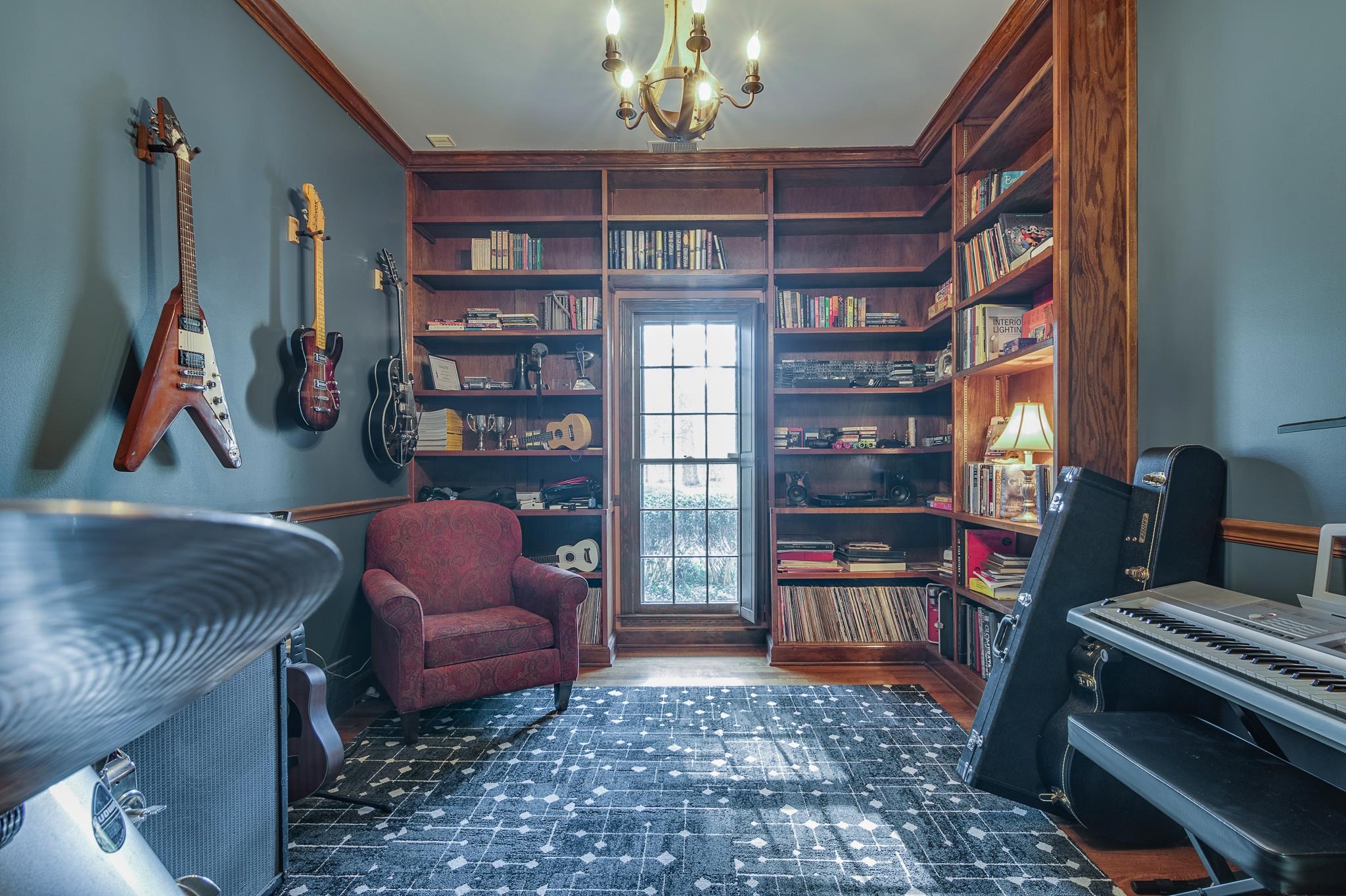 910 N ROCKY HILLS CV