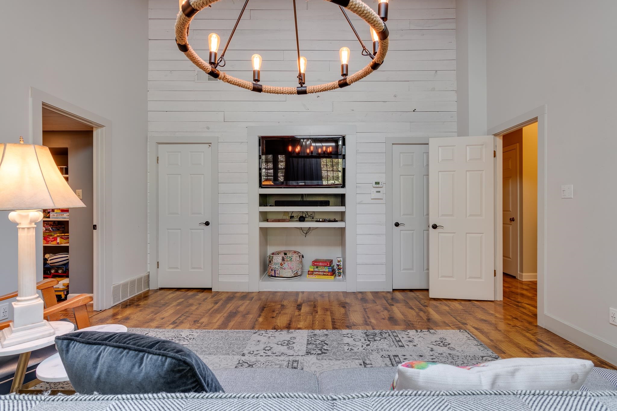 910 N ROCKY HILLS CV