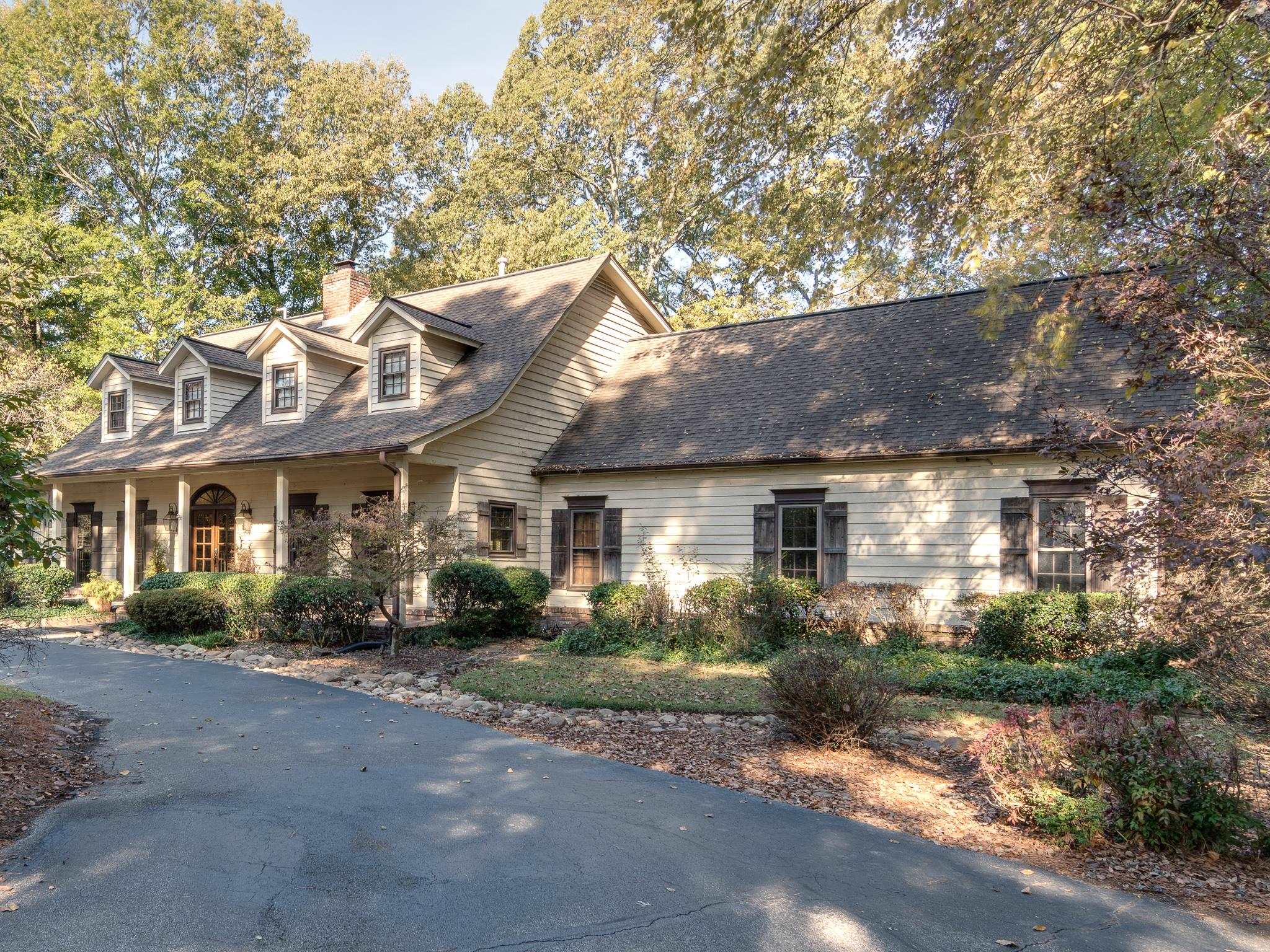 910 N ROCKY HILLS CV