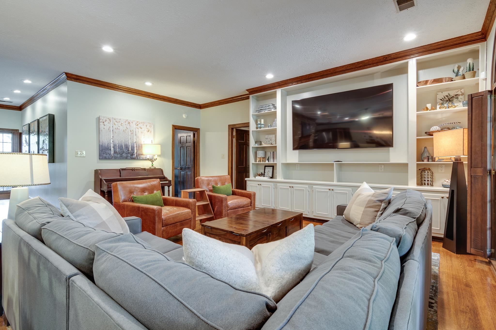 910 N ROCKY HILLS CV