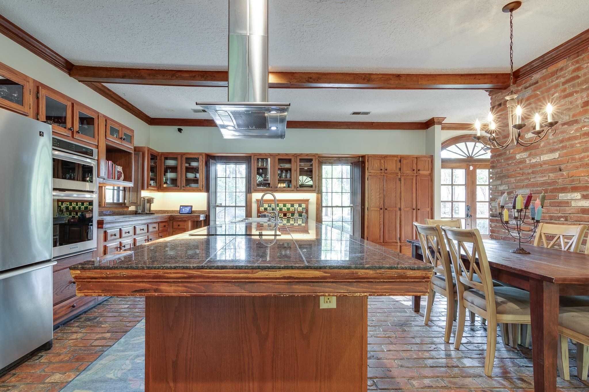 910 N ROCKY HILLS CV