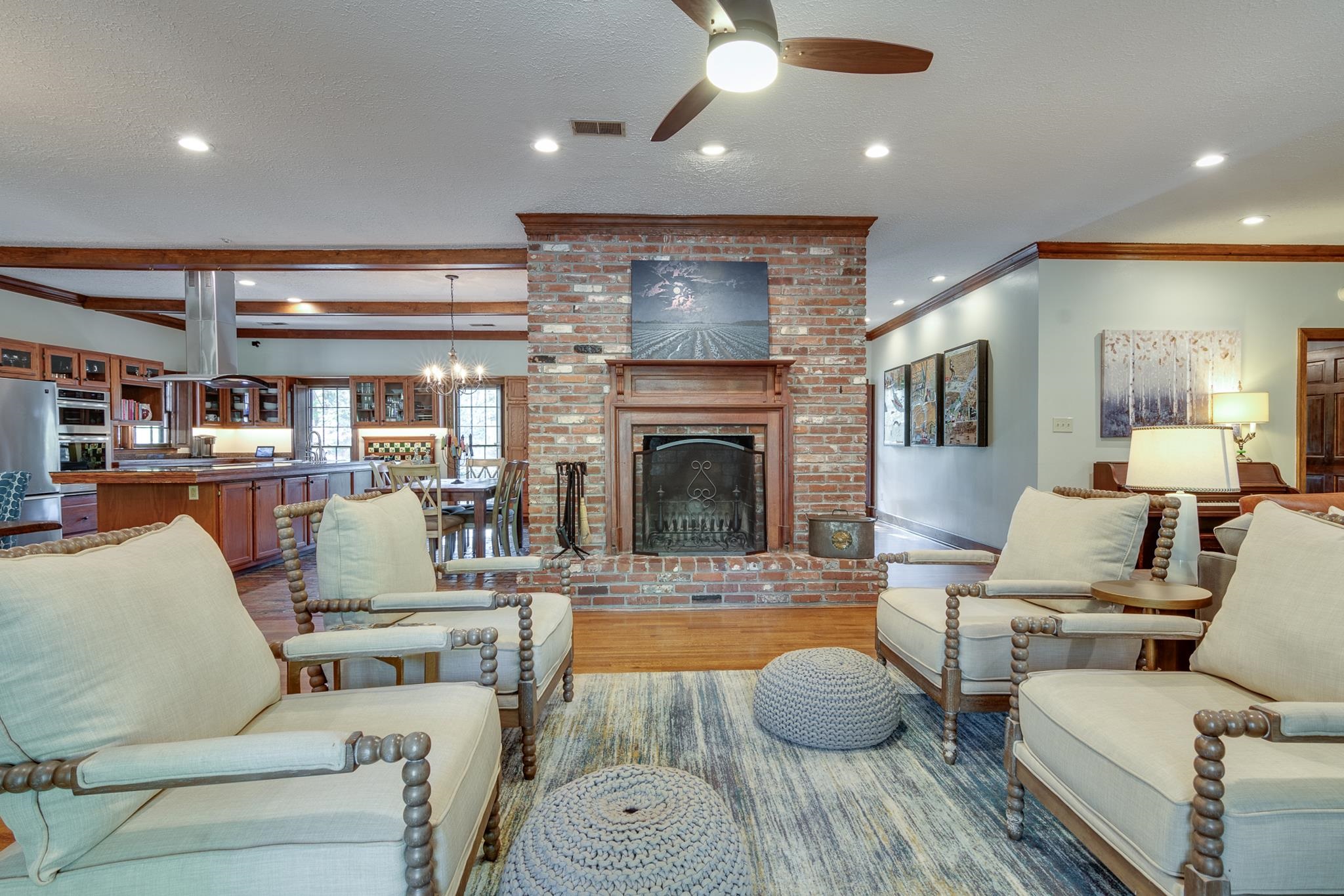 910 N ROCKY HILLS CV