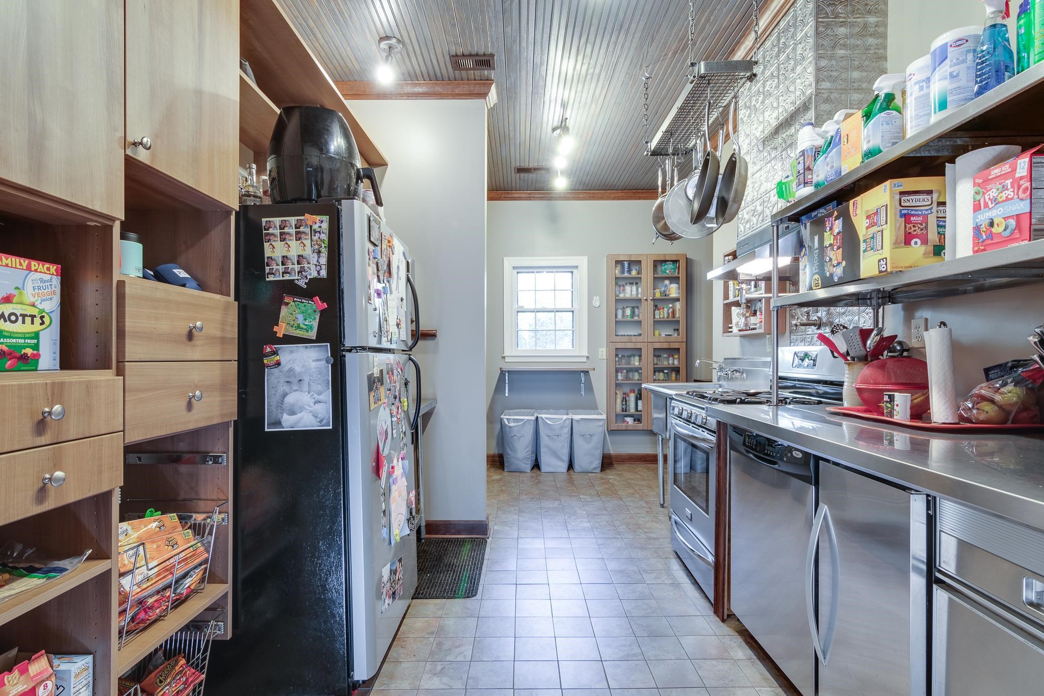 910 N ROCKY HILLS CV