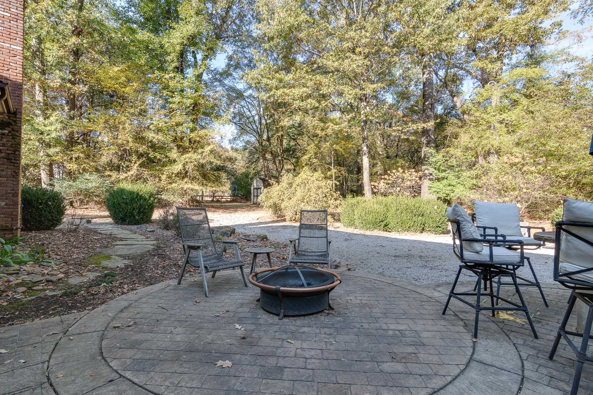 910 N ROCKY HILLS CV