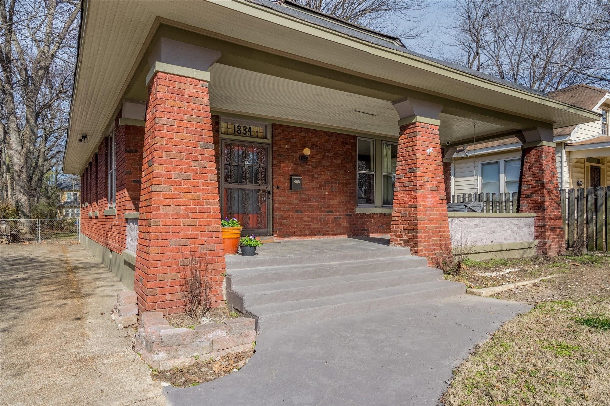 1834 YOUNG AVE