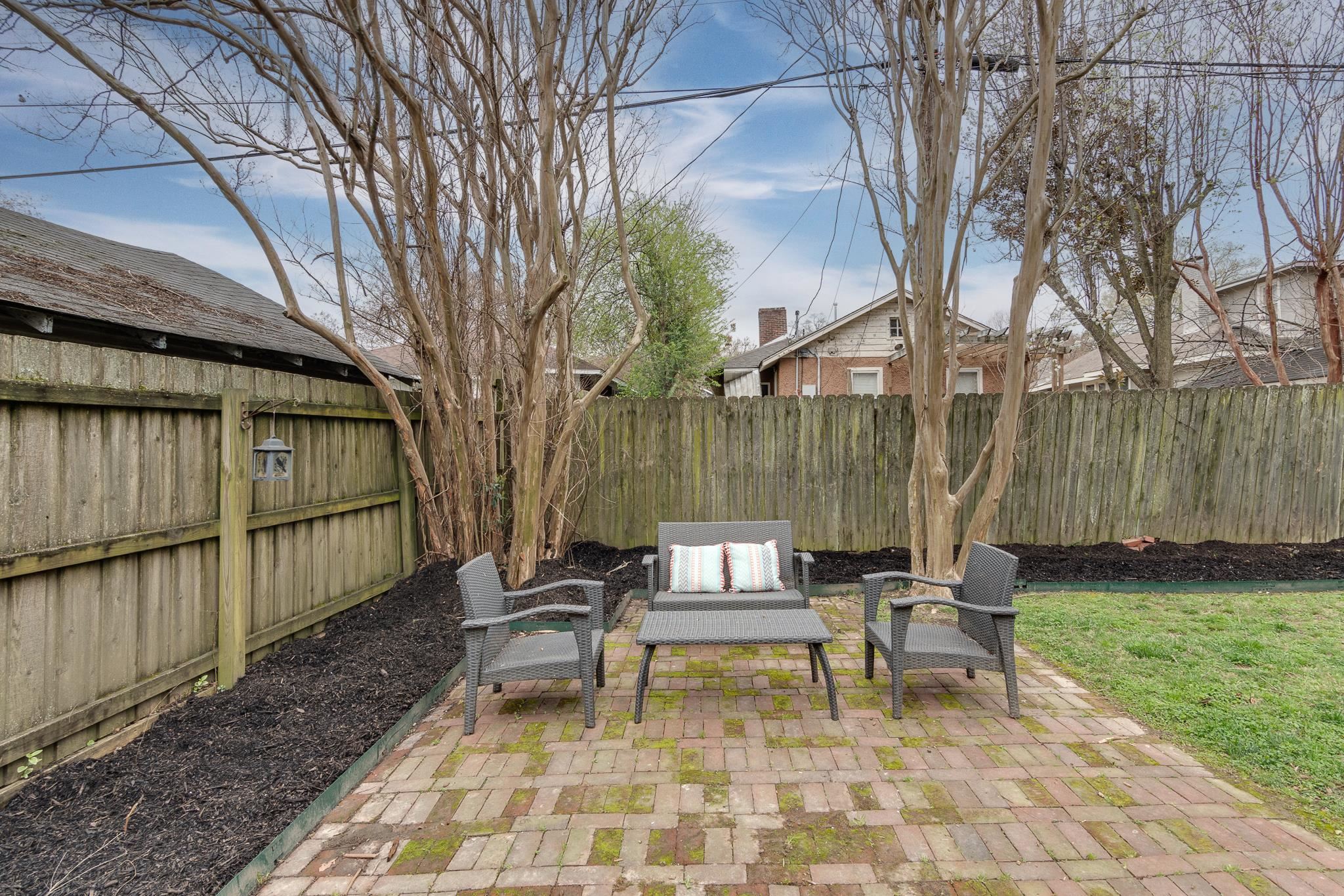 1641 LINDEN AVE