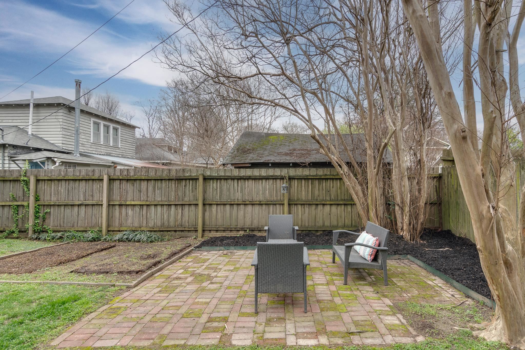 1641 LINDEN AVE