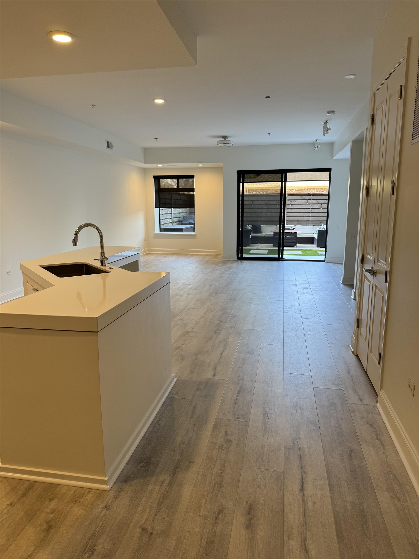 717 S RIVERSIDE DR Unit: 106