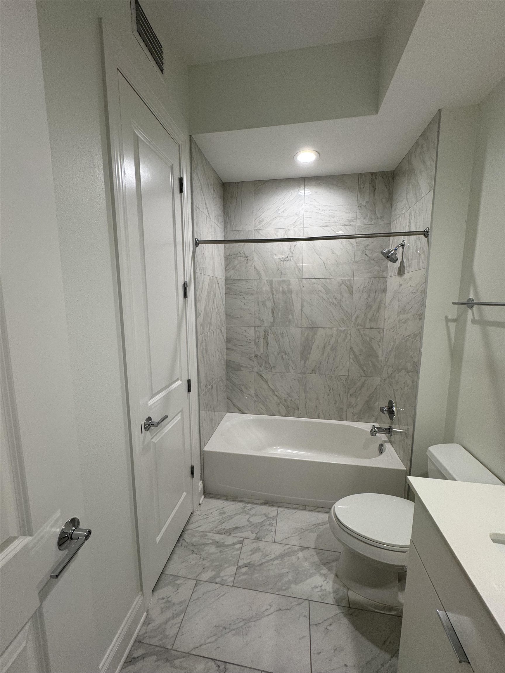 717 S RIVERSIDE DR Unit: 106