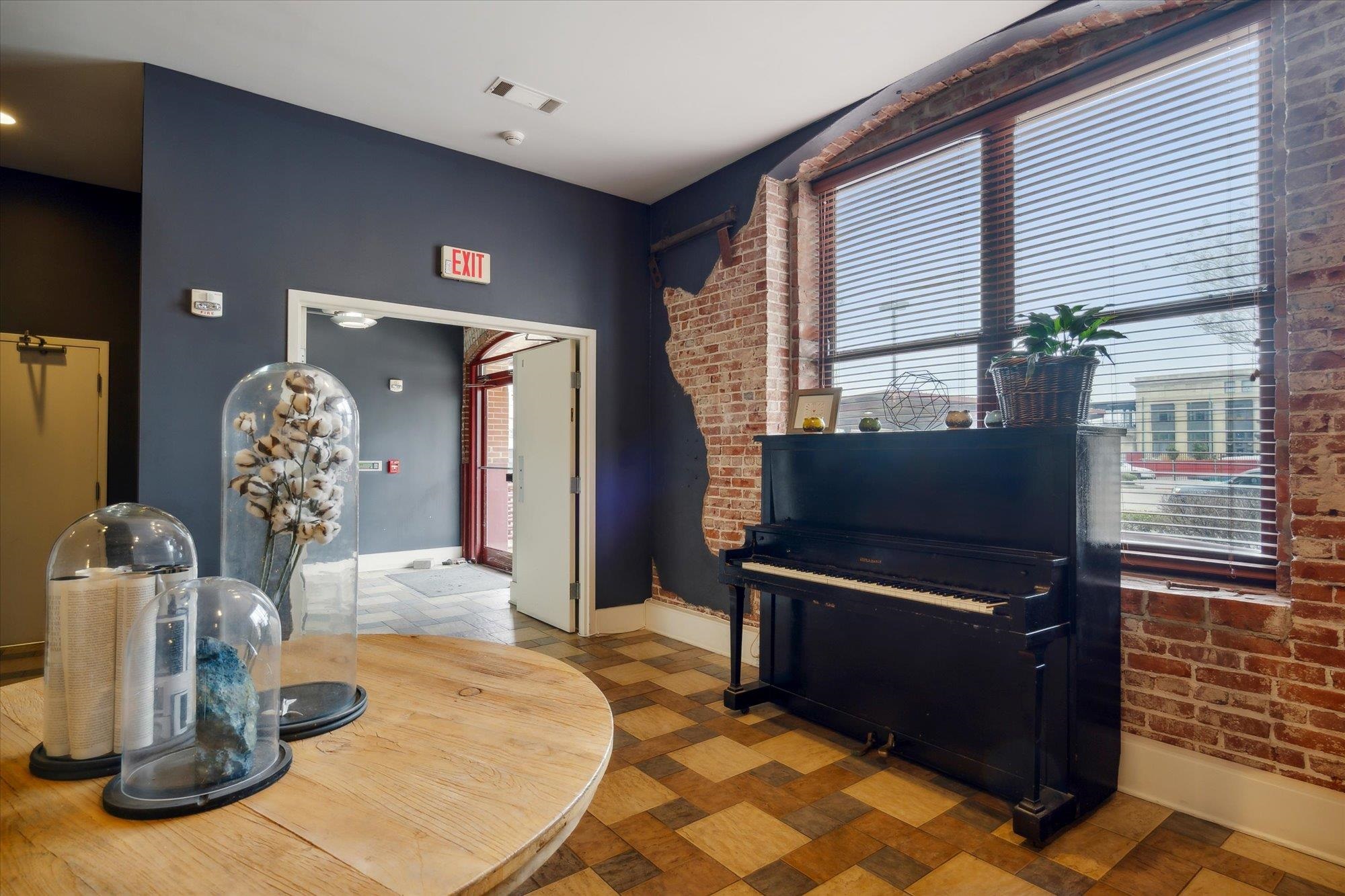 137 E G E PATTERSON AVE Unit: 402